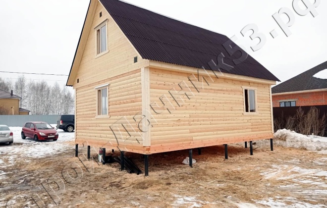 4 Дом_со_стороны_основного_фронтона_мансардного_этажа_над_окнами_со_стороны_фронтонов_ус